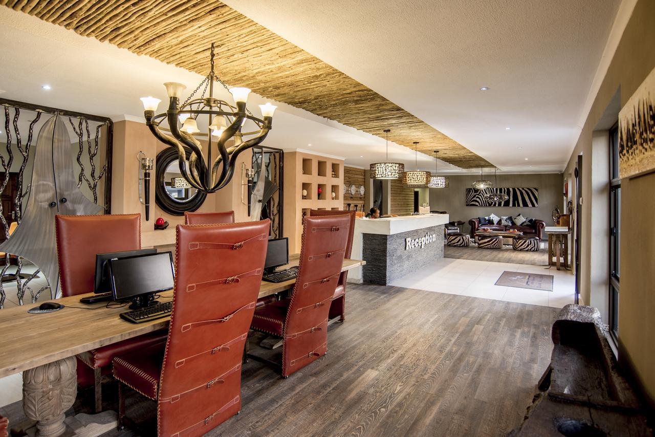 Daan Viljoen Game Lodge Виндхук Экстерьер фото