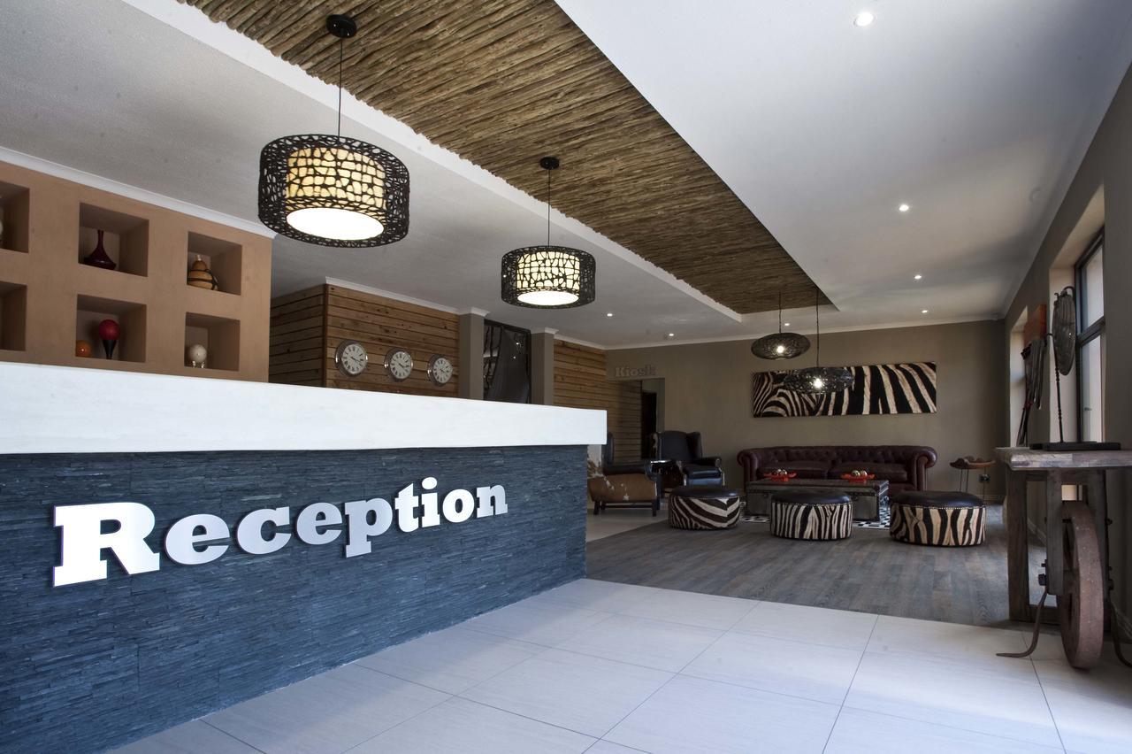 Daan Viljoen Game Lodge Виндхук Экстерьер фото