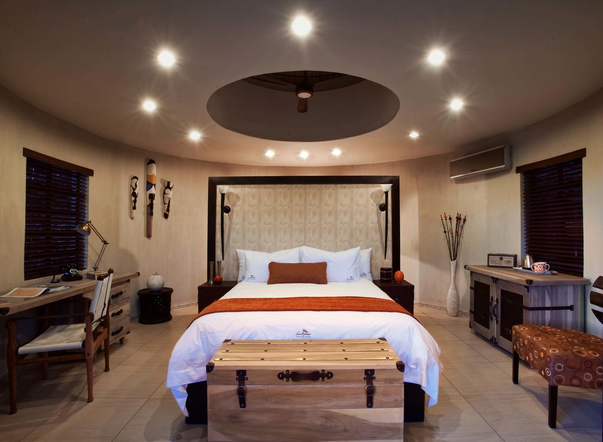 Daan Viljoen Game Lodge Виндхук Экстерьер фото
