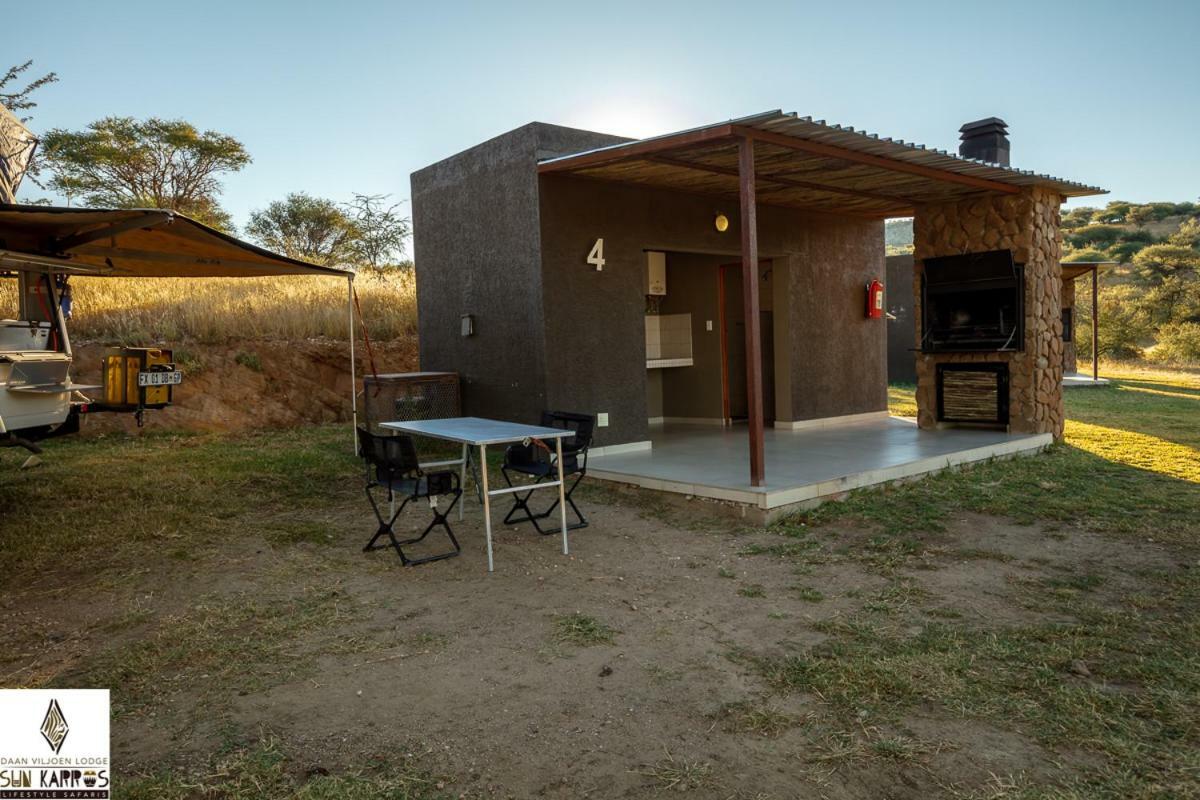 Daan Viljoen Game Lodge Виндхук Экстерьер фото